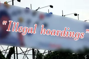 बरेली: अवैध होर्डिंग्स हटाने के दौरान अधिकारी-कर्मचारी के बीच विवाद