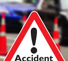 हल्द्वानी: तेज रफ्तार कार बिजली के पोल से टकरा कर पलटी