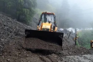 नैनीताल: मूसलाधार बारिश ने खोल दी आपदा प्रबंधन की पोल, घंटों मलबे में फंसे रहे लोग, डीएम और कमिश्नर के दावे हवा हवाई