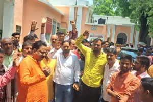 बहराइच : बकाया भुगतान को लेकर किसानों का प्रदर्शन, डीएम को सौंपा ज्ञापन