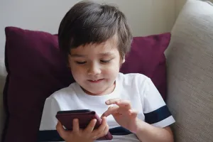 बच्चों ने खेला मोबाइल पर गेम, पिता का बैंक अकाउंट कर दिया खाली