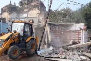 काशीपुर: अतिक्रमण पर चला बुलडोजर, अतिक्रमणकारियों में मची खलबली