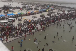 बदायूं: जेठ दशहरा पर कछला घाट पर उमड़ा आस्था का सैलाब