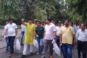 बरेली: कंपनी गार्डन में मेयर और नगर आयुक्त को मिला झोला भर प्लास्टिक कचरा