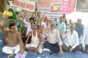 मुरादाबाद: 17वें दिन भी जारी रहा जीविका बचाओ आंदोलन समिति का धरना