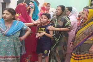 संभल : खंभे से टकराकर डिवाइडर से टकराई कार, एक की मौत, दो घायल