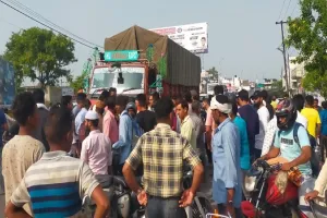 बिजनौर: ओवरटेक करते समय कैंटर ने बाइक सवारों को कुचला, एक की मौत