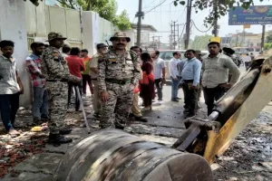 मुरादाबाद : दिल्ली रोड पर अतिक्रमण पर गरजी जेसीबी मशीन