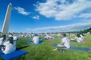 अंतरराष्ट्रीय योग दिवस से पहले सैकड़ों लोग वाशिंगटन में योग सत्र में हुए शामिल