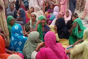 अमरोहा : टायर बदलते समय पिकअप की टक्कर से चालक की मौत