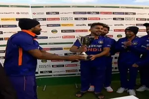 हार्दिक पांड्या ने जारी रखा एमएस धोनी का ट्रेंड, उमरान मलिक को सौंपी ट्रॉफी