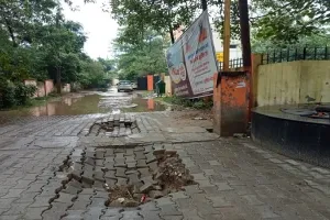 मुरादाबाद: बरसात के पहले ही दिन धंसा सीएमओ कार्यालय के प्रवेशद्वार पर सड़क