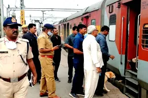 वाराणसी: राष्ट्रपति के दौरे के बीच गंगा सतलज एक्सप्रेस को बम से उड़ाने की मिली धमकी, स्टेशन पर ट्रेन की हुई सघन तलाशी