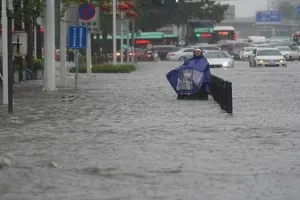 चीन में भीषण बारिश ने 60 वर्षों का तोड़ा रिकॉर्ड, 12 लोगों की मौत