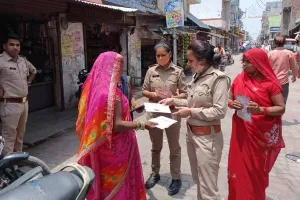 बहराइच: अगर राह चलती युवतियों पर कसी फब्तियां तो जाएंगे जेल, महिलाओं को किया गया जागरूक