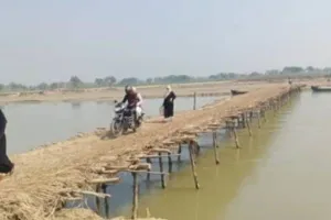 श्रावस्ती: आजादी के 75 साल बाद भी बांस-बल्ली के पुल से नदी पार करने को मजबूर हैं ग्रामीण