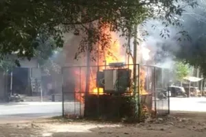 अमरोहा: ट्रांसफार्मर में लगी आग, कई मोहल्लों की बिजली गुल