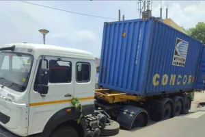 अयोध्या: मंदिर निर्माण के लिए पत्थर ले जा रहा ट्राला दो फिट धंसा, घंटों लगा रहा जाम