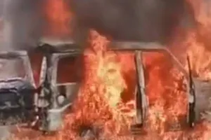 अमेठी: पैसे के लेने-देन को लेकर एक पक्ष ने दूसरे पक्ष पर की फायरिंग, गुस्साए ग्रामीणों ने वाहन में लगाई आग