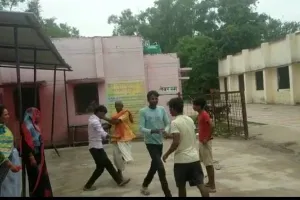 बहराइच: सीएचसी परिसर में जीजा-साले के बीच जमकर हुई मारपीट, जानें पूरा मामला