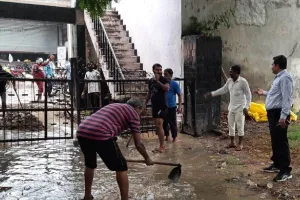 सीतापुर: सरकारी कार्यालयों में पानी ही पानी, पहली बारिश में खुली नगर पालिका की पोल