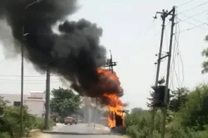 हरदोई: शार्ट सर्किट से धू-धू कर जल उठा विद्युत ट्रांसफार्मर