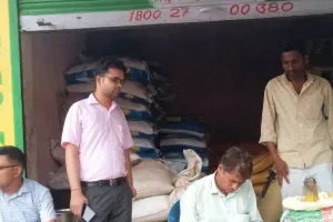 बहराइच: जिला कृषि अधिकारी ने की छापेमारी, घर पर डंप मिले खाद