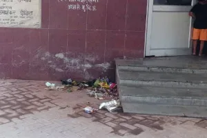 उन्नाव: जिला अस्पताल के मुख्य द्वार पर लगा कूड़े का ढेर, मरीज व तीमारदार परेशान