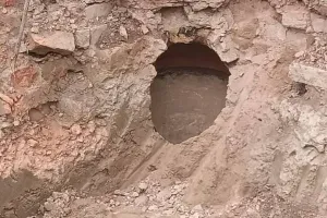 बहराइच: जेसीबी से खोदाई के दौरान निकला घड़ा, चालक लेकर हुआ फरार, श्रमिक भी बने अंजान