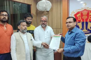 लखनऊ: पीपे वाले पुल से गुजरते समय बढ़ जाती है धड़कन, आये दिन होते हैं हादसे