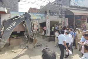 अमरोहा : अतिक्रमण पर चला बुलडोजर, विरोध को आए दुकानदारों को फटकारा