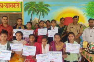 गोंडा: एएसपी ने बच्चों को पढ़ाया यातायात नियमों का पाठ, मेधावियों को किया सम्मानित