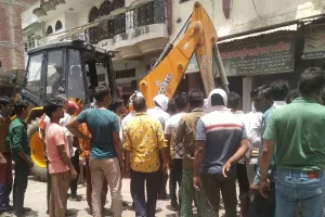 फतेहपुर: बिंदकी में अतिक्रमण पर चला बुलडोजर, 13 दुकानदारों से वसूला गया जुर्माना