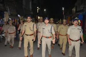 सीतापुर: नवागत एसपी ने पुलिस बल के साथ किया पैदल गश्त