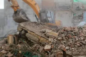 प्रयागराज हिंसा के मास्टरमाइंड जावेद पंप का दो मंजिला इमारत हुआ जमींदोज, करीब पांच घंटे तक चले 3 JCB