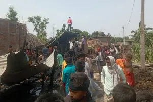 बहराइच: अज्ञात कारणों से लगी आग, चार मकान जलकर राख …लाखों का हुआ नुकसान