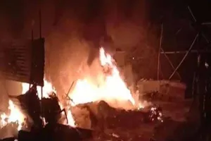 हरदोई: मूंगफली भूनते समय लगी आग, 16 घरों की गृहस्थी जलकर हुई खाक