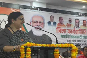 वाराणसी: जब ”चिंता देवी” की चिंता को मिनटों में केंद्रीय मंत्री स्मृति ईरानी ने किया दूर