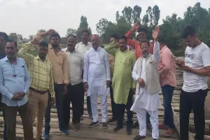 लखनऊ के इस इलाके में पक्का पुल बनाने की उठने लगी मांग, एक लाख आबादी को मिलेगा फायदा