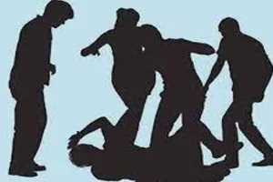 अयोध्या: राम की पैड़ी में स्नान के दौरान युगल को रोमांस करना पड़ा महंगा, युवक को लोगों ने पीटा