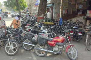 अयोध्या: अभी भी सड़कें बनी हैं पार्किंग, चल रहे अवैध टैक्सी स्टैंड… रस्म अदायगी कर खामोश बैठा प्रशासन