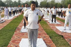 अंतरराष्ट्रीय योग दिवस: गोंडा में घर से लेकर मैदान तक लोगों ने किया योगाभ्यास