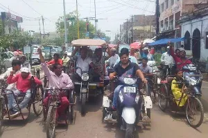 अयोध्या: प्रमाणपत्र और यूडीआईडी कार्ड में वसूली का आरोप लगाते हुये दिव्यांगों ने किया प्रदर्शन