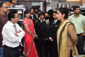 गोरखपुर: होटल मैनेजमेंट के छात्रों ने किया होटल क्लार्क का भ्रमण