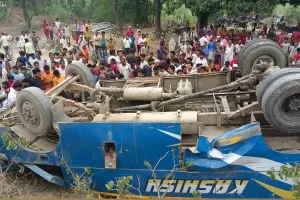 हरदोई में भीषण सड़क हादसा: खाई में गिरी बस, कंडक्टर की दर्दनाक मौत, 25 यात्री घायल