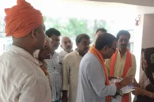 गोरखपुर: भाजपा जिलाध्यक्ष ने किया जनसंपर्क, गिनाई मोदी सरकार की उपलब्धियां