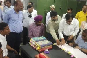 गोरखपुर: नवागत डीएम कृष्णा करुणेश पहुंचे ट्रेजरी ऑफिस, कार्यभार किया ग्रहण