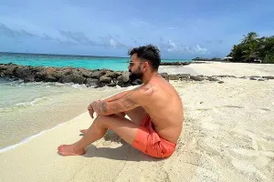 मालद्वीप में परिवार संग छुट्टियां एन्जॉय कर रहे विराट कोहली, शेयर की समुद्र किनारे बैठे शर्टलेस फोटो