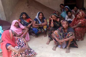 अयोध्या : पेड़ से लटका मिला छात्र का शव, सुसाइड नोट में लिखा- एटीएम से पैसा निकाल लिजिएगा