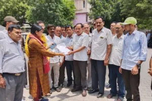 हल्द्वानी: पेपर मिल कर्मियों को नियमित करने की मांग, सिटी मजिस्ट्रेट को सौंपा ज्ञापन